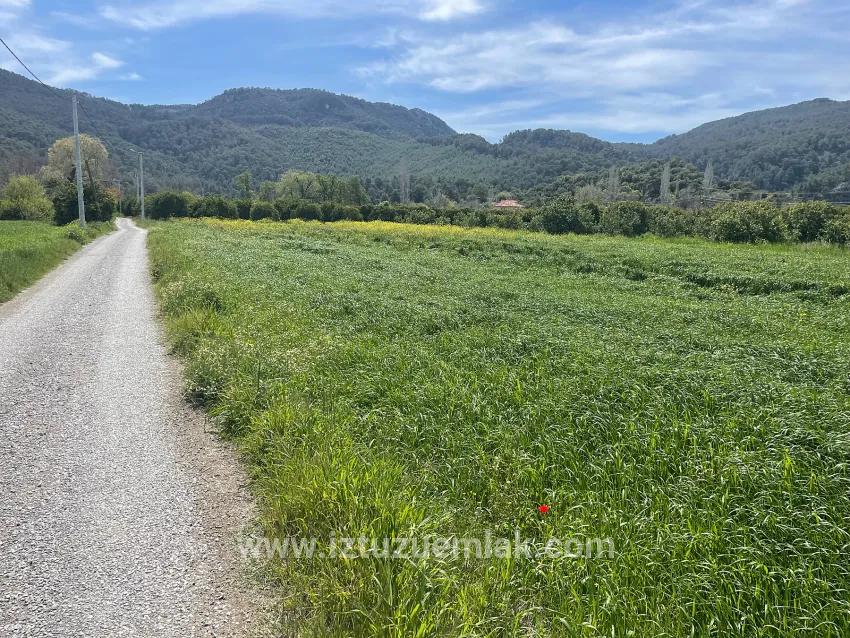 In Okçular Einem 736m2 Großen, 250m2 Großen Bau Genehmigten Verkäuflichen Grundstück