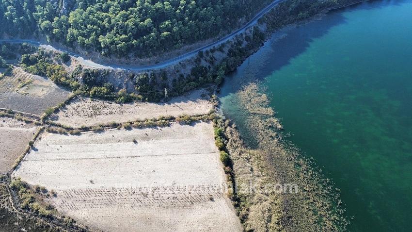 3210 M² Großes 2b-grundstück In Çandır, Direkt Am Seeufer, Zu Verkaufen