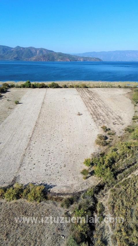 3210 M² Großes 2b-grundstück In Çandır, Direkt Am Seeufer, Zu Verkaufen