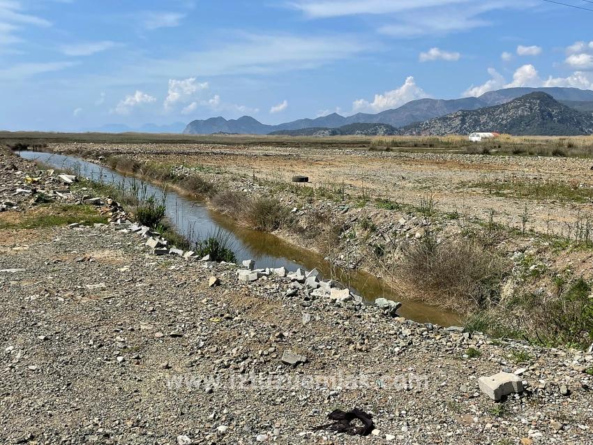 19.600 M² Großes Grundstück Zum Verkauf, Direkt An Der Straße Dalyan Iztuzu Beach Gelegen.