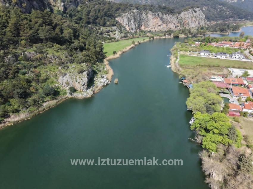 2600 M² Großes Grundstück In Dalyan Gülpınar, Direkt Am Kanal Gelegen, Mit 20% Tourismuszonierung Zu Verkaufen.