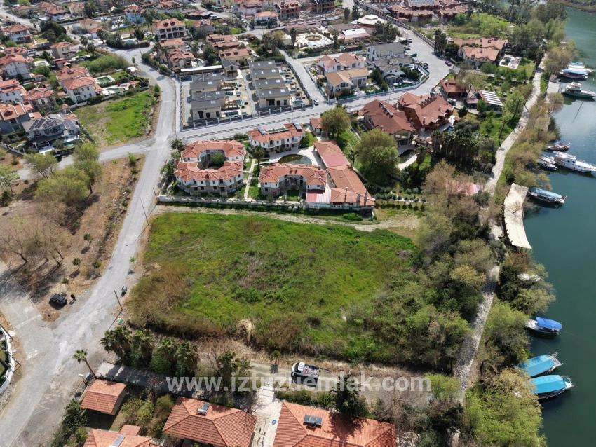 2600 M² Großes Grundstück In Dalyan Gülpınar, Direkt Am Kanal Gelegen, Mit 20% Tourismuszonierung Zu Verkaufen.