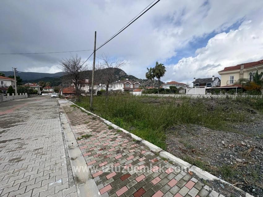 Dalyan Maraş'da Köşebaşı 892m2 Satılık Arsa