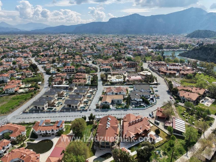 Dalyan Gülpınar'da Kanala Sıfır 2600m2 %20 Turizm İmarlı Satılık Arsa