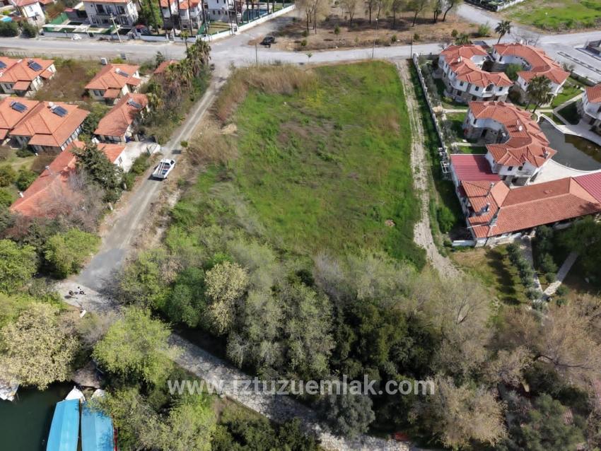 Dalyan Gülpınar'da Kanala Sıfır 2600m2 %20 Turizm İmarlı Satılık Arsa