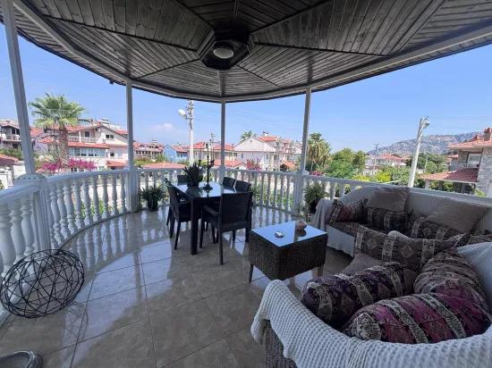 Dalyan Maraş'ta Köşebaşı 980m2 Arsa İçerisinde 5+1 Satılık Villa
