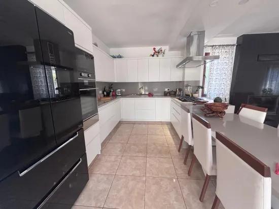 Dalyan Maraş'ta Köşebaşı 980m2 Arsa İçerisinde 5+1 Satılık Villa