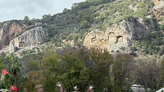 Dalyan'da 30 Odalı Kanala Yakın Satılık Otel