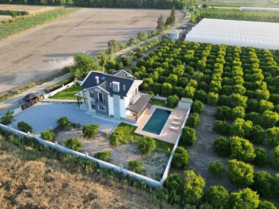 Eskiköy'de 14.136 M2 Tarla İçerisinde 4+1 Satılık Villa