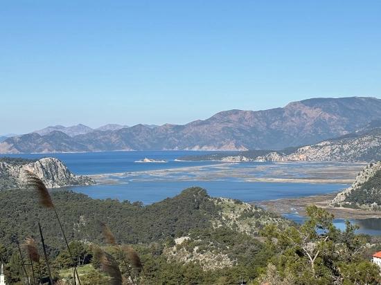 Gökbel'de Köy Yerleşik Alanı İçerisinde Deniz Manzaralı 1000m2 Satılık Arazi