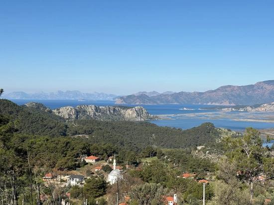Gökbel'de Köy Yerleşik Alanı İçerisinde Deniz Manzaralı 1000m2 Satılık Arazi