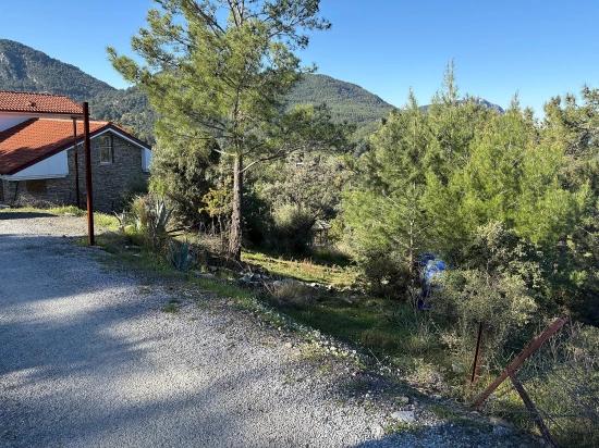 Gökbel'de Köy Yerleşik Alanı İçerisinde Deniz Manzaralı 1000m2 Satılık Arazi