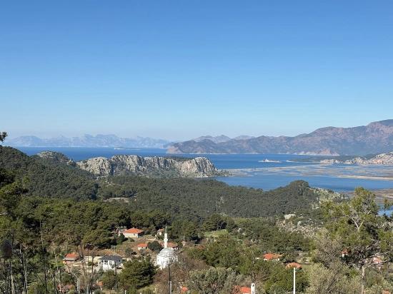 Gökbel'de Köy Yerleşik Alanı İçerisinde Deniz Manzaralı 1000m2 Satılık Arazi