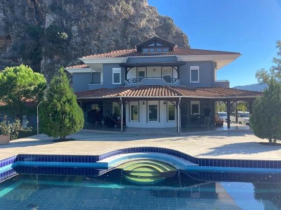 Dalyan Gülpınar'da 6000m2 Arsa İçerisinde 4+2 Satılık Villa