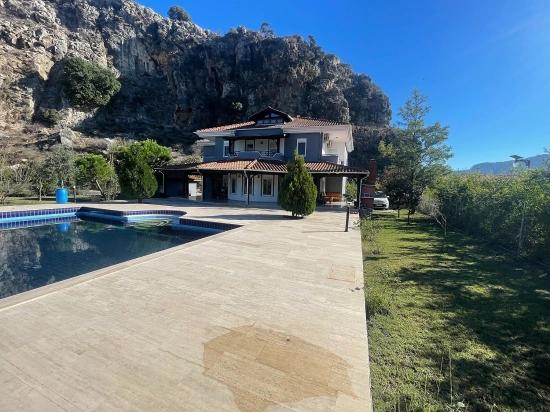 Dalyan Gülpınar'da 6000m2 Arsa İçerisinde 4+2 Satılık Villa