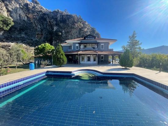 Dalyan Gülpınar'da 6000m2 Arsa İçerisinde 4+2 Satılık Villa