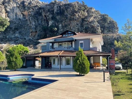 Dalyan Gülpınar'da 6000m2 Arsa İçerisinde 4+2 Satılık Villa