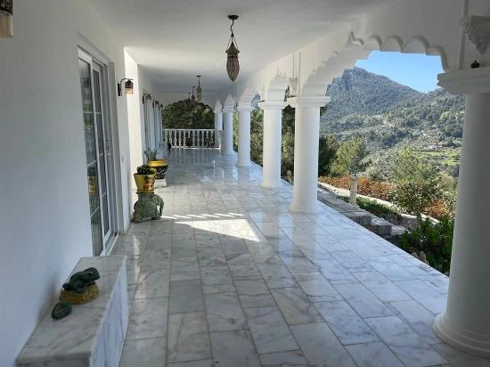 Gökbel'de Full Deniz Manzaralı 5000m2 Arsa İçerisinde Satılık Vıp Villa