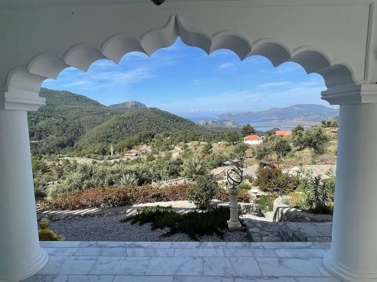 Gökbel'de Full Deniz Manzaralı 5000m2 Arsa İçerisinde Satılık Vıp Villa