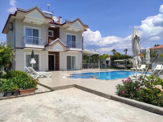 Dalyan Gülpınar'da Köşebaşı 545m2 Arsa İçinde Satılık 4+1 Villa