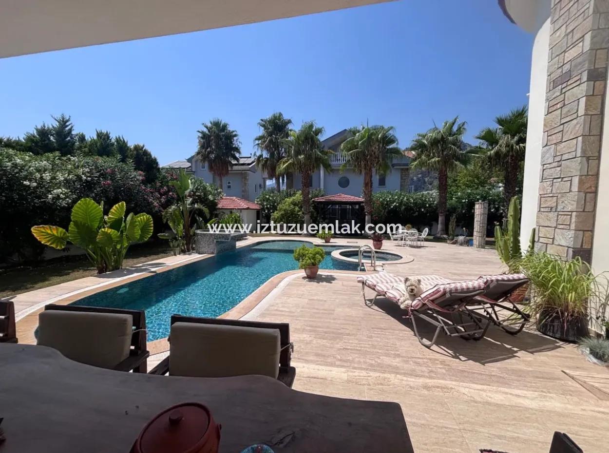 Dalyan Maraş'da Köşebaşında 980M2 Arsa İçin'de 5+1 Satılık Villa