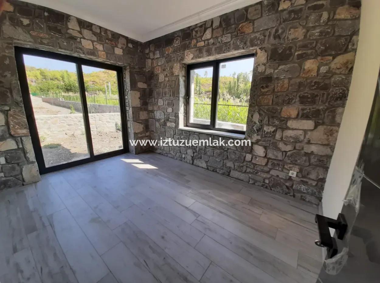 Zeytinalanında 930M2 Arsa İçinde 3+1 Satılık Taş Ev