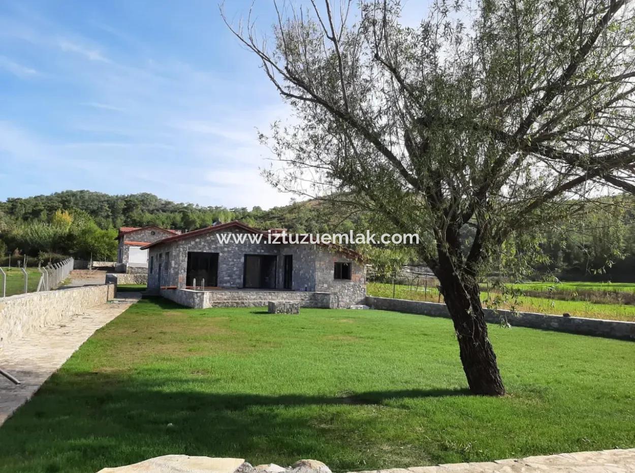 Zeytinalanında 930M2 Arsa İçinde 3+1 Satılık Taş Ev